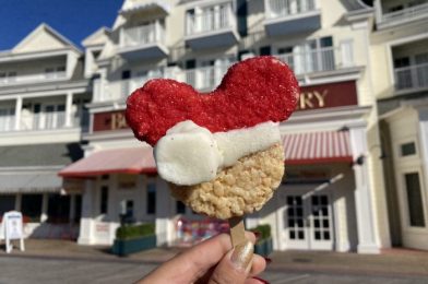 Review: There’s a Hidden Mickey INSIDE This New Holiday Cupcake in Disney World