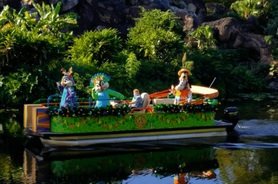 PHOTOS, VIDEO: Goofy and Reindeer Chip & Dale Jingle Through the Jungle in NEW Festive Flotilla for Christmas 2020 at Disney’s Animal Kingdom