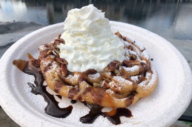 REVIEW: New “Nutty Turtle” Funnel Cake Covered in Pecans, Caramel, and Chocolate at Universal Studios Florida