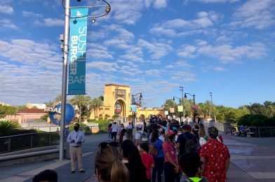 PHOTO REPORT: Universal Orlando Resort 11/24/20 (Holiday Crowds, Classic Monsters Cafe Reopens, Jurassic World Logos Added to Raptor Paddock, “Harry Potter” Pressed Pennies, and More)