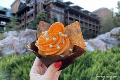 Review: Disney World is Heading Straight Into SUMMER With This New Cupcake!