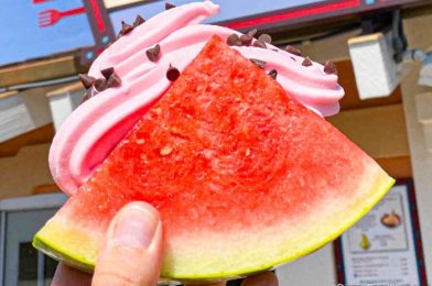 REVIEW: A Disneyland Caramel Apple Has A FUN Flavor Combo!