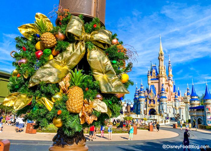 This Christmas Tree Has More Than 75 (!!!) Disney Characters! - Disney ...