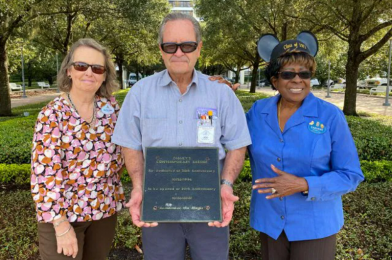 PHOTOS, VIDEO: Walt Disney World Cast Members Open 25-Year Old Time Capsule for 50th Anniversary