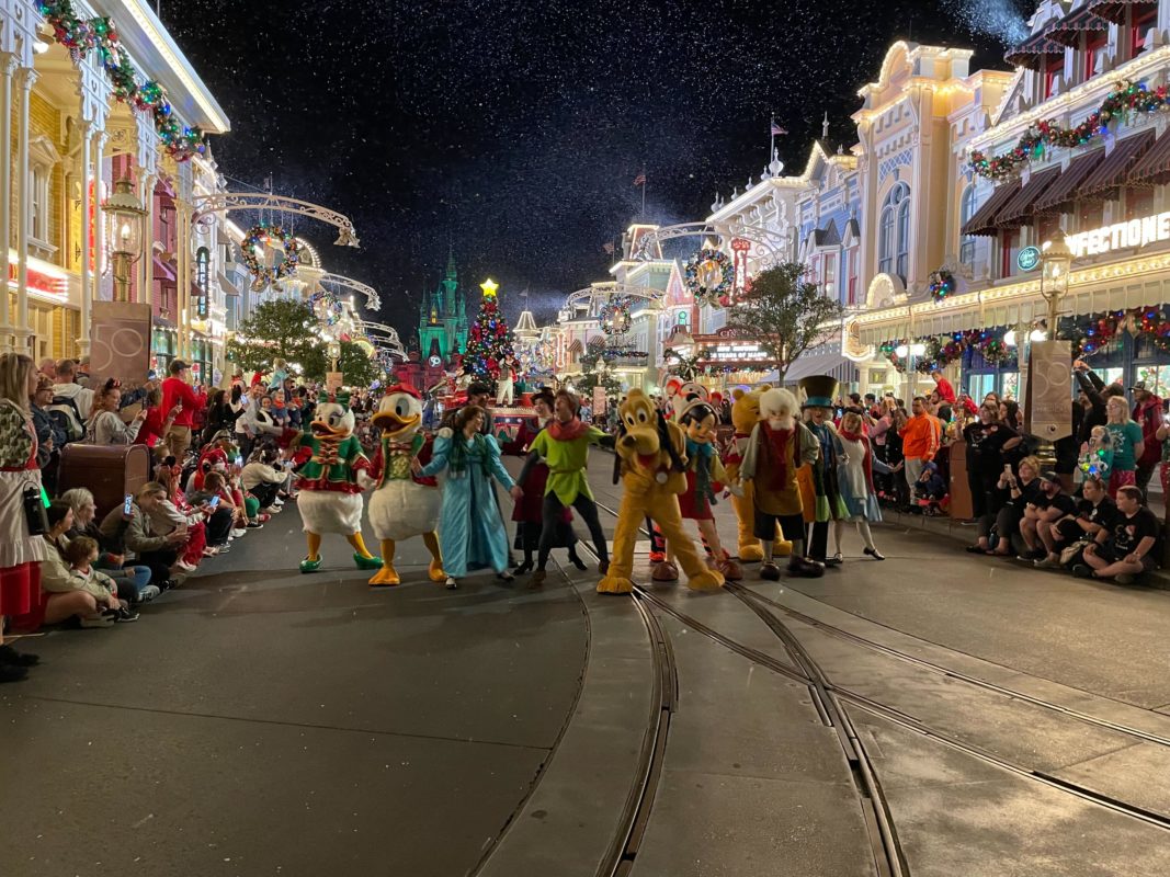 PHOTOS, VIDEO ‘Mickey’s Once Upon a Christmastime Parade’ Returns with