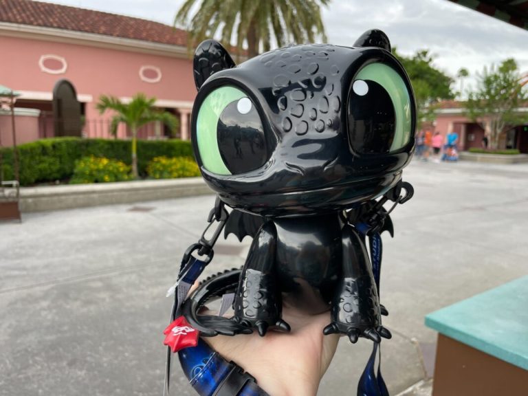 NEW ‘How to Train Your Dragon’ Toothless Light Up Popcorn Bucket