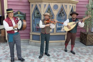 PHOTOS, VIDEO: See the Royal Arendellian Troubadours Perform at World of Frozen in Hong Kong Disneyland