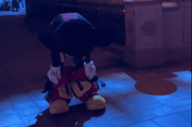 VIDEO: Kingdom Hearts Mickey Mouse Has Pants Fall Off In Front of Guests