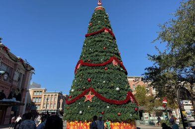 Earl the Squirrel and More Decorations Added to Universal Studios Florida Christmas Tree